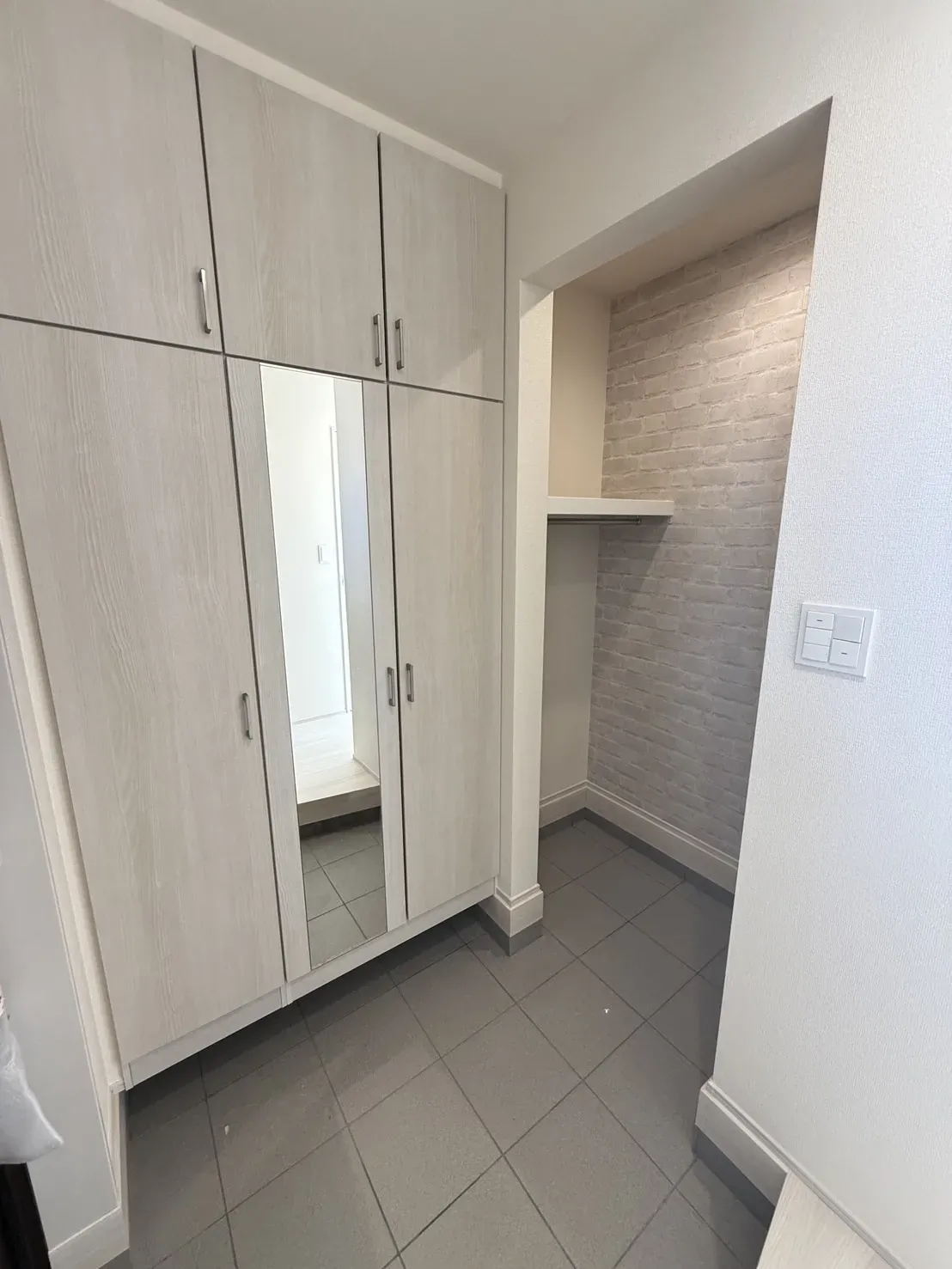 【玄関】
大容量の姿見鏡付シューズボックスが設置済みです!