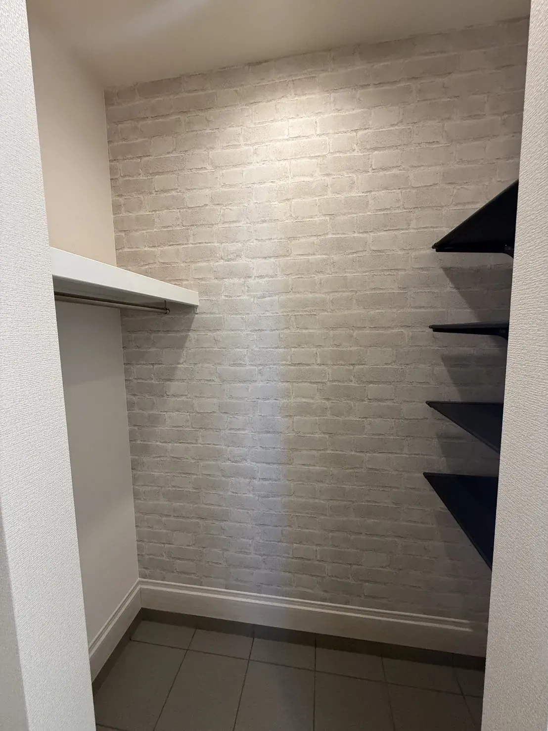 【土間収納】
ハンガーパイプ付きの棚と可動棚が設置されているので、アウターやアウトドアグッズ等の収納に便利です!