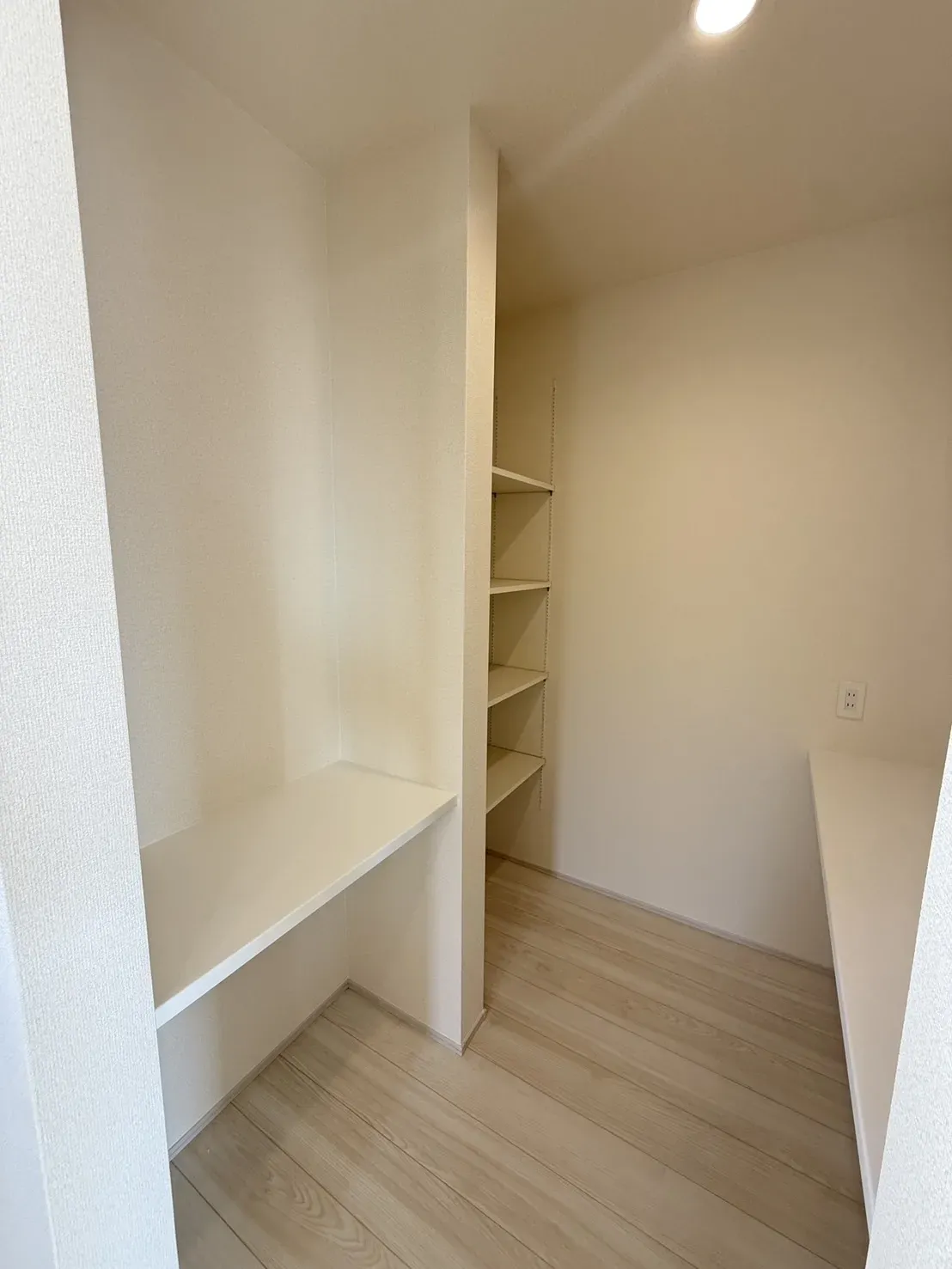 【パントリー】
広々としたパントリーは可動棚が設置されており、食料品の備蓄に便利です!