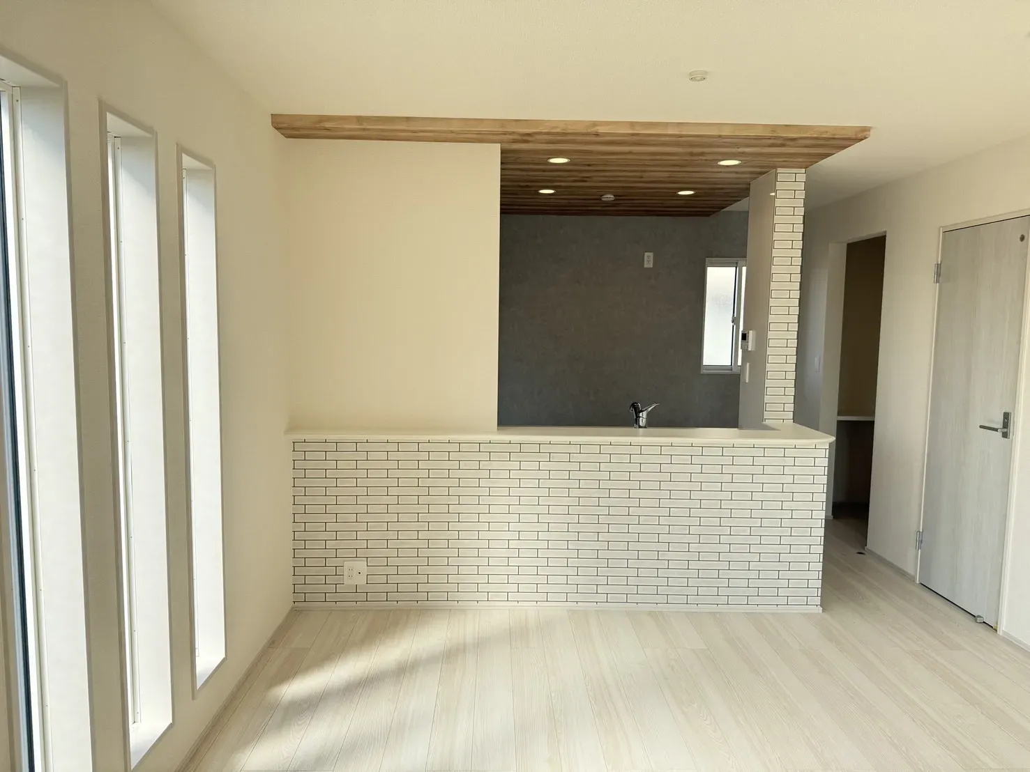 【キッチン】
タイル張りのオシャレな仕様のキッチンになっています!