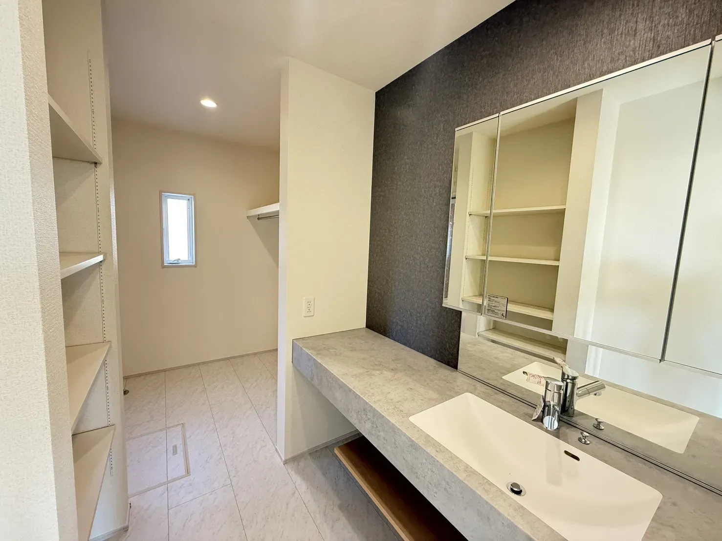 【洗面所】
鏡の裏が収納スペースになっています!