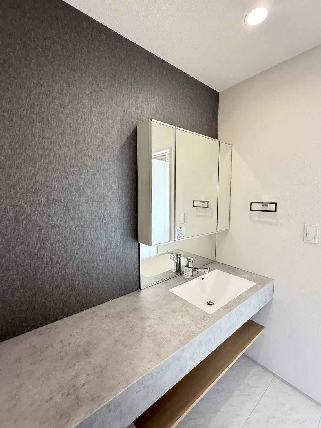 【洗面所】
デザイン性・利便性共に優れたワイド洗面台!