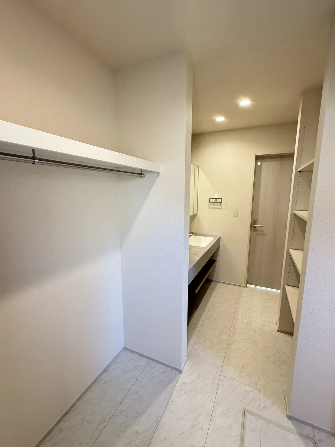 【洗面所】
洗濯から収納までの動線がスムーズなランドリースペースです!