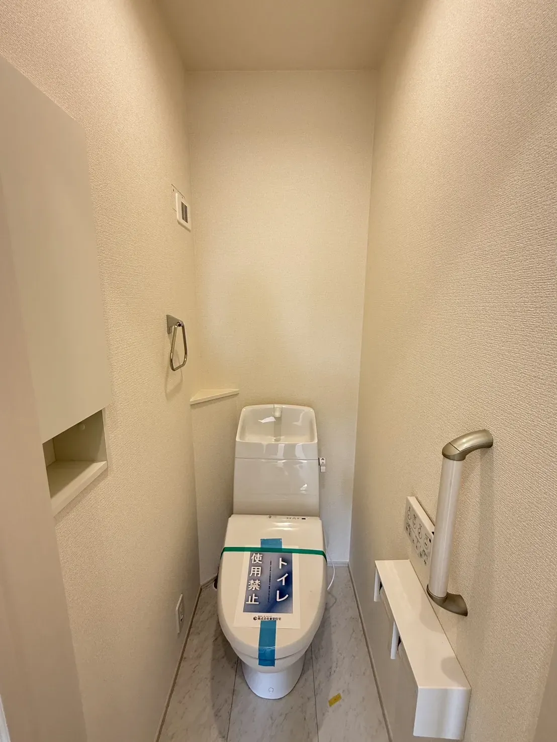 【2階トイレ】
手すり・壁付け収納があり機能性高です!