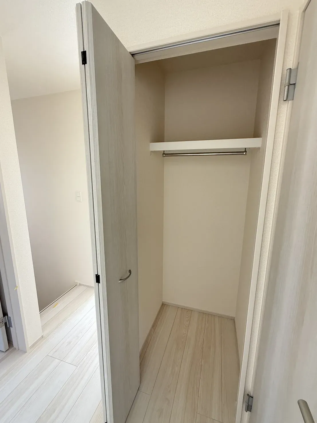 【収納】
洋室の部屋の隣に収納スペースがあります!