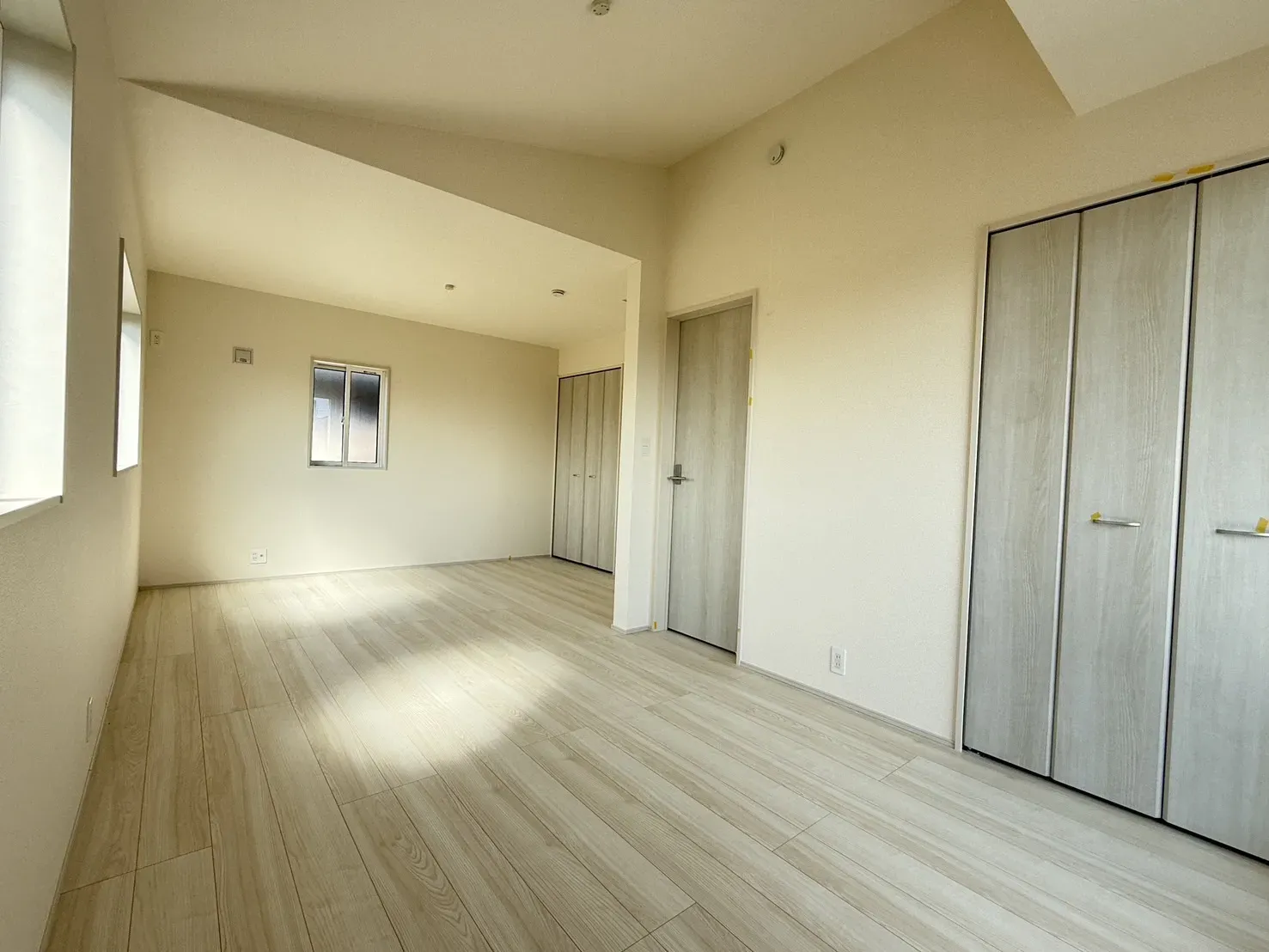 【6.0帖+5.25帖洋室】
カーテンや壁(※別途工事費要)を取り付け3LDKから4LDKに変更可能!