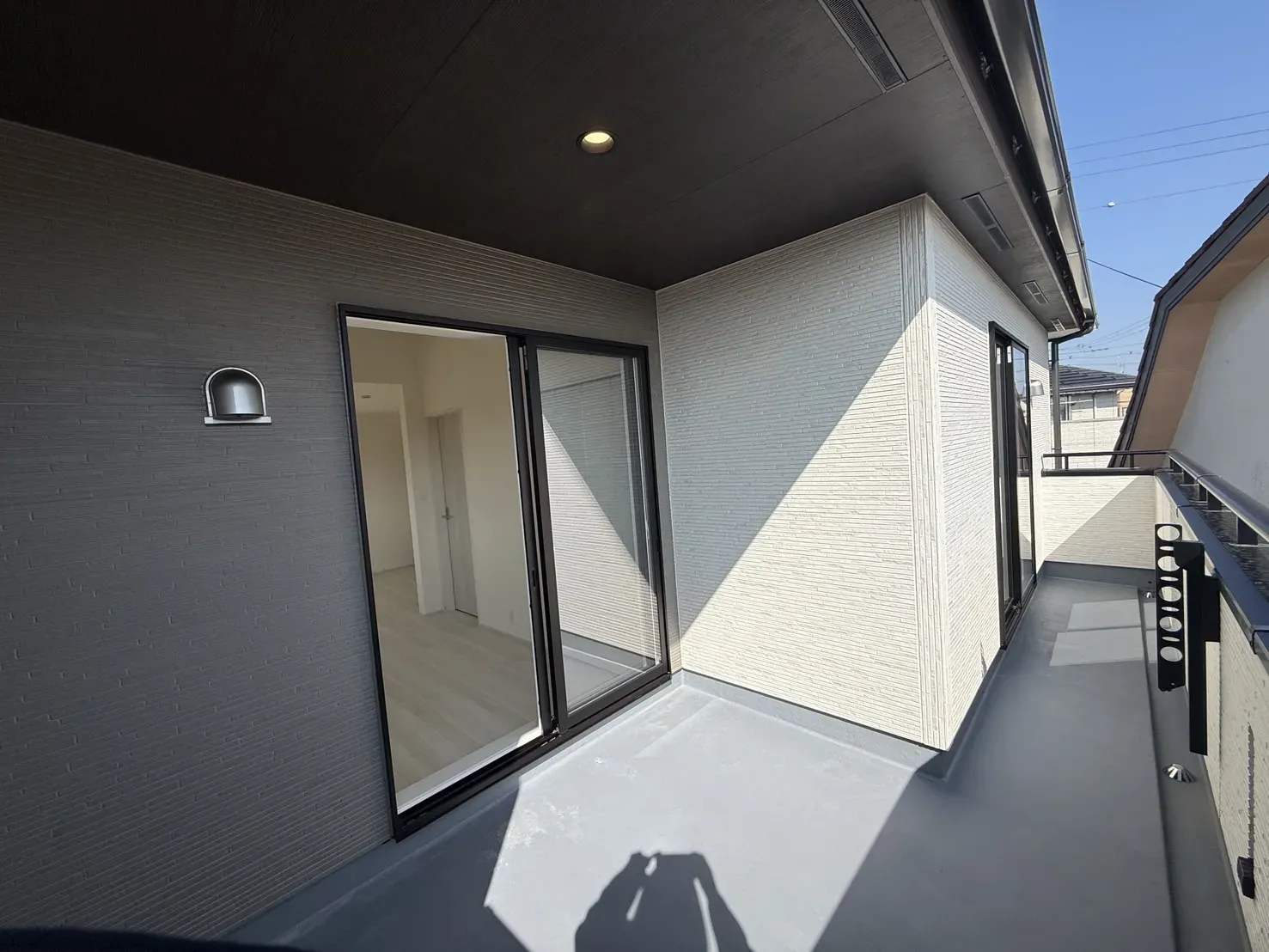 【バルコニー】
2つの部屋から出入り出来る便利なバルコニーです!