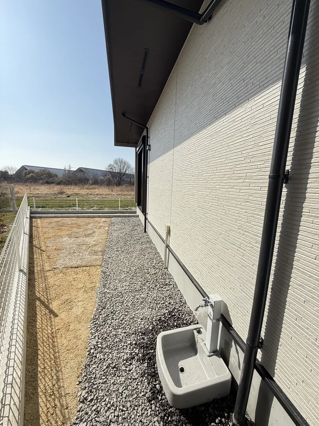 【立水栓】
ガーデニングや洗車、外でのプールの時等に便利な立水栓が設置されています!