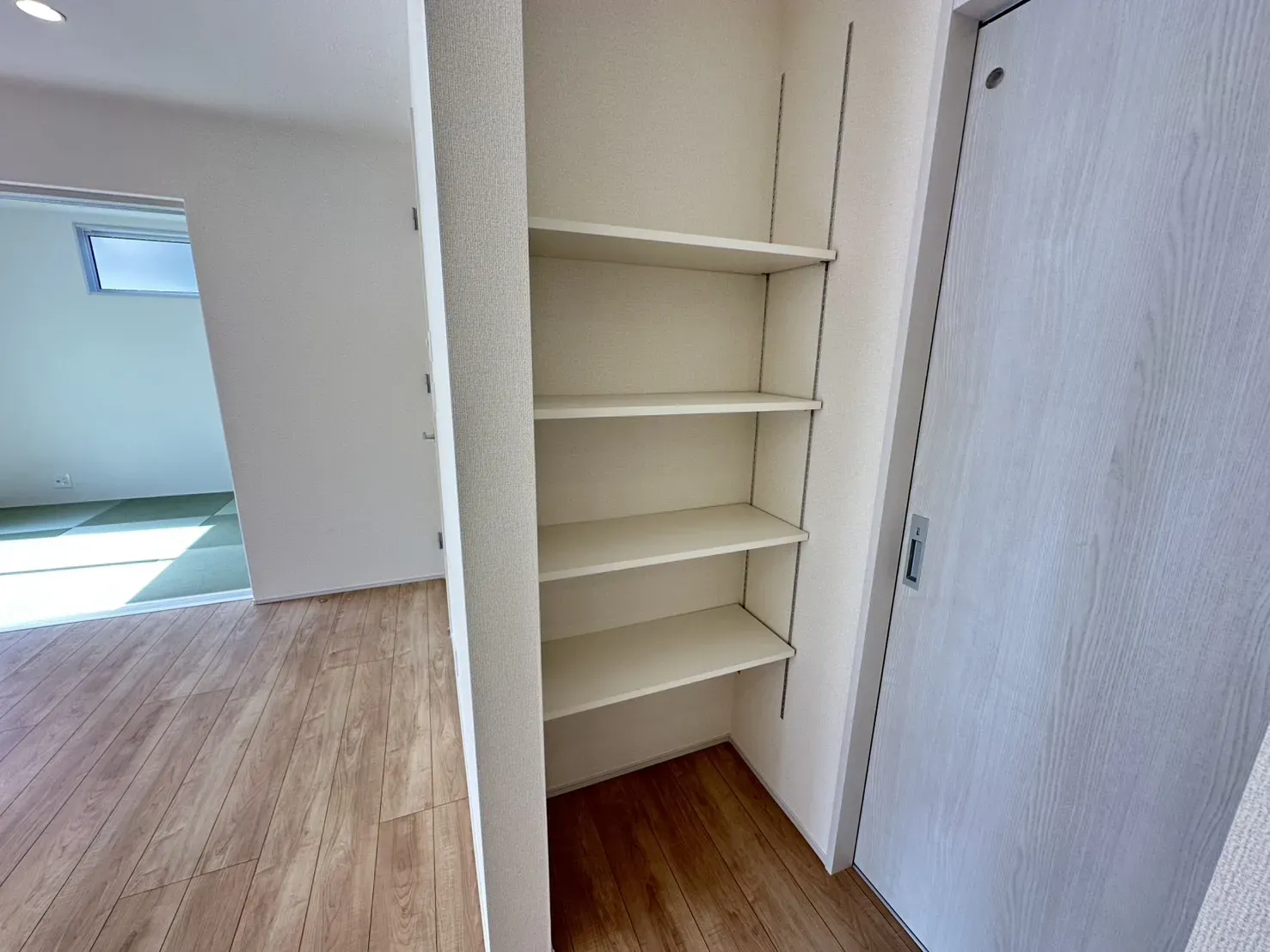 キッチン脇の可動棚