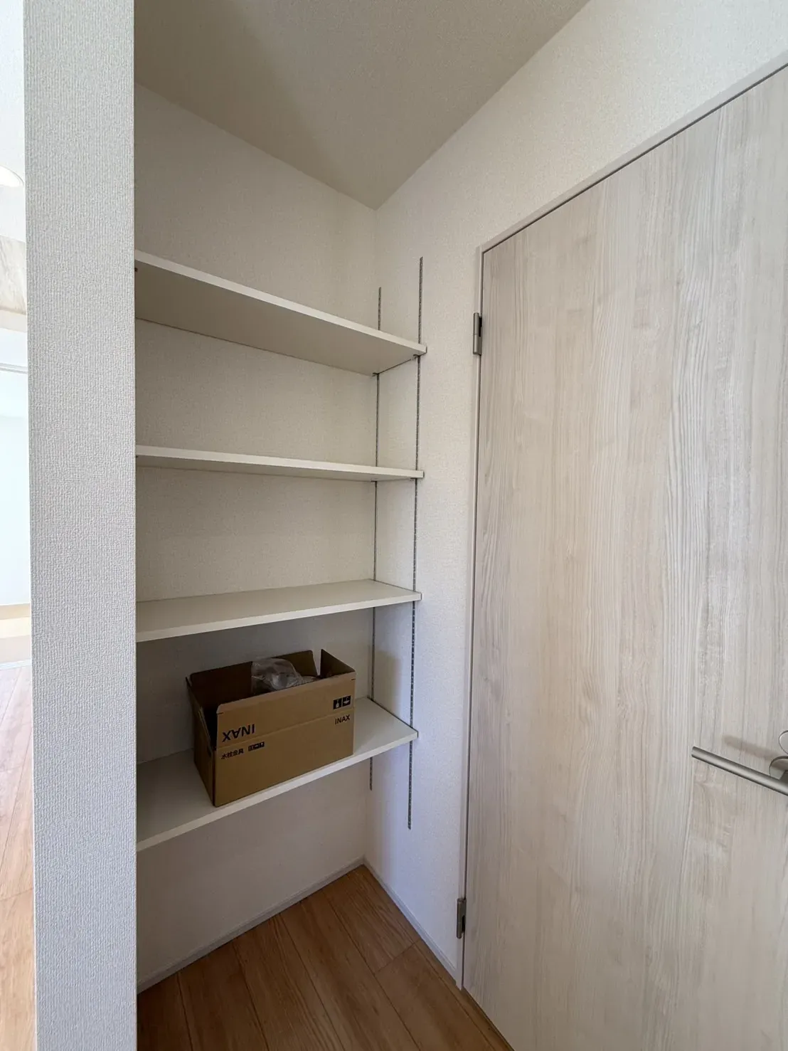 ②キッチン横収納