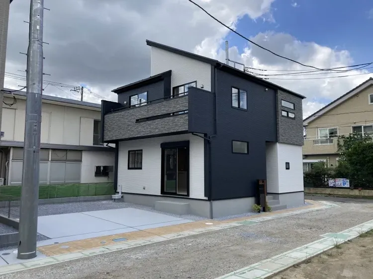 【外観/1号棟】周囲の街並みに調和する、落ち着いた佇まいです!