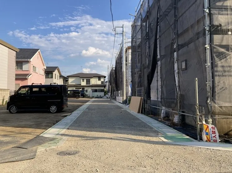 前面道路はゆとりがあり、車の運転や駐車もしやすい環境です!