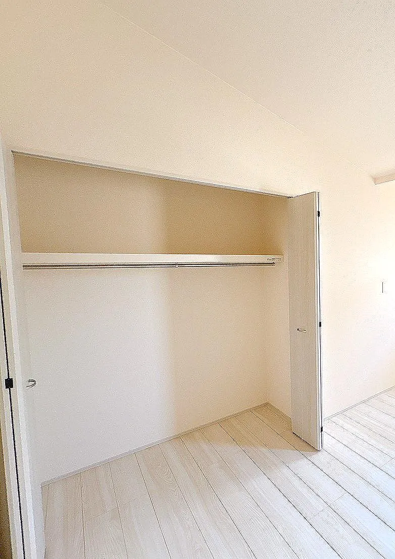 【クローゼット】全居室収納を設けることで、デットスペースを減らし居住空間を最大限に活用!家族それぞれの荷物をすっきり収納可能◎