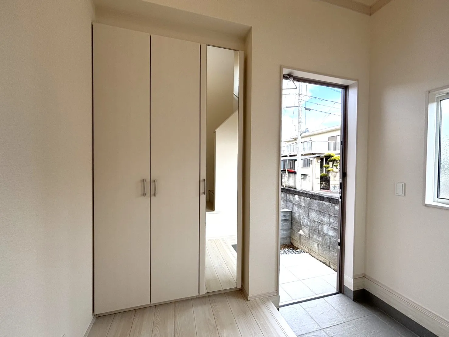 【1号棟:玄関】