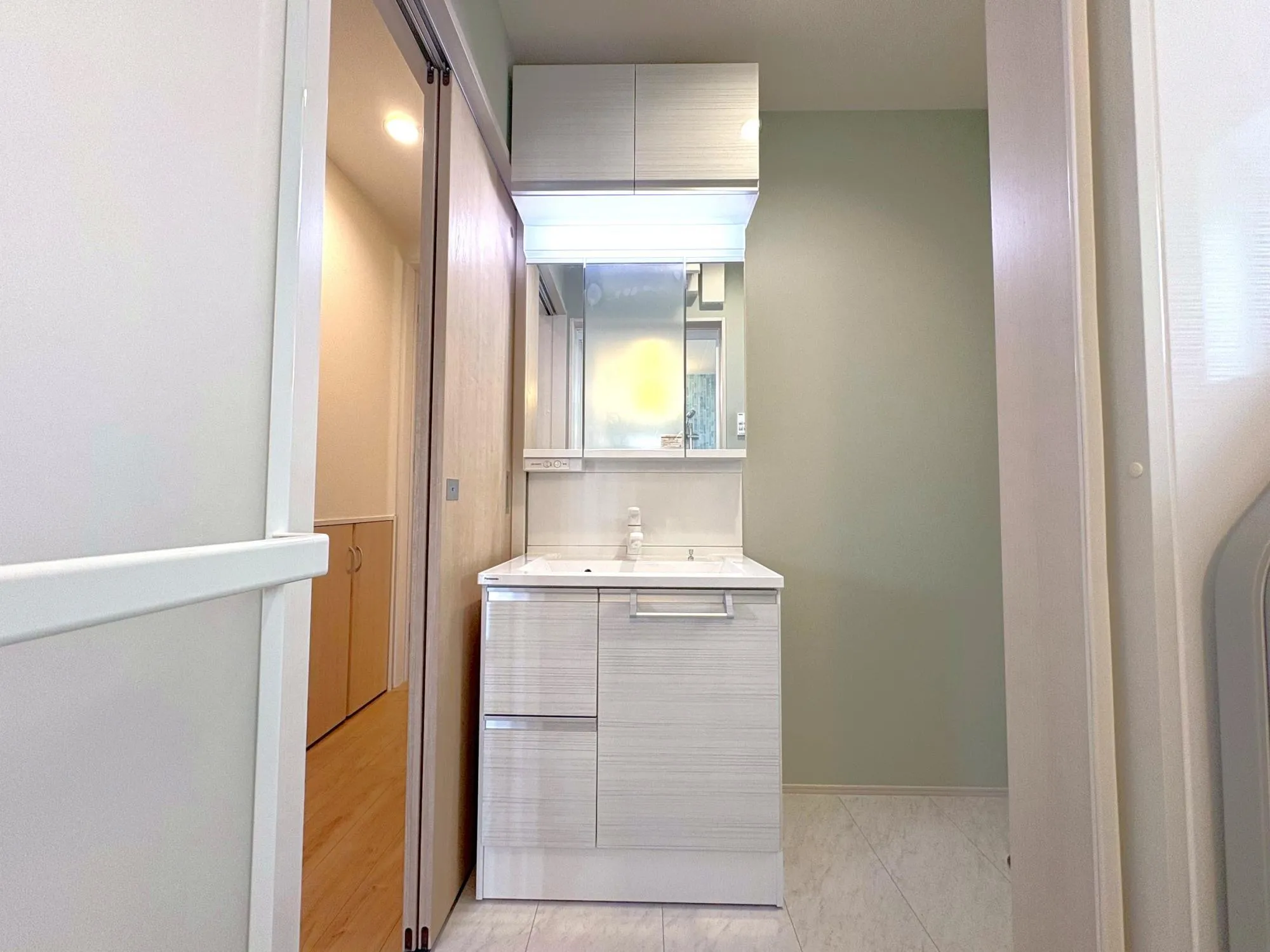 2号棟吊戸付洗面化粧台