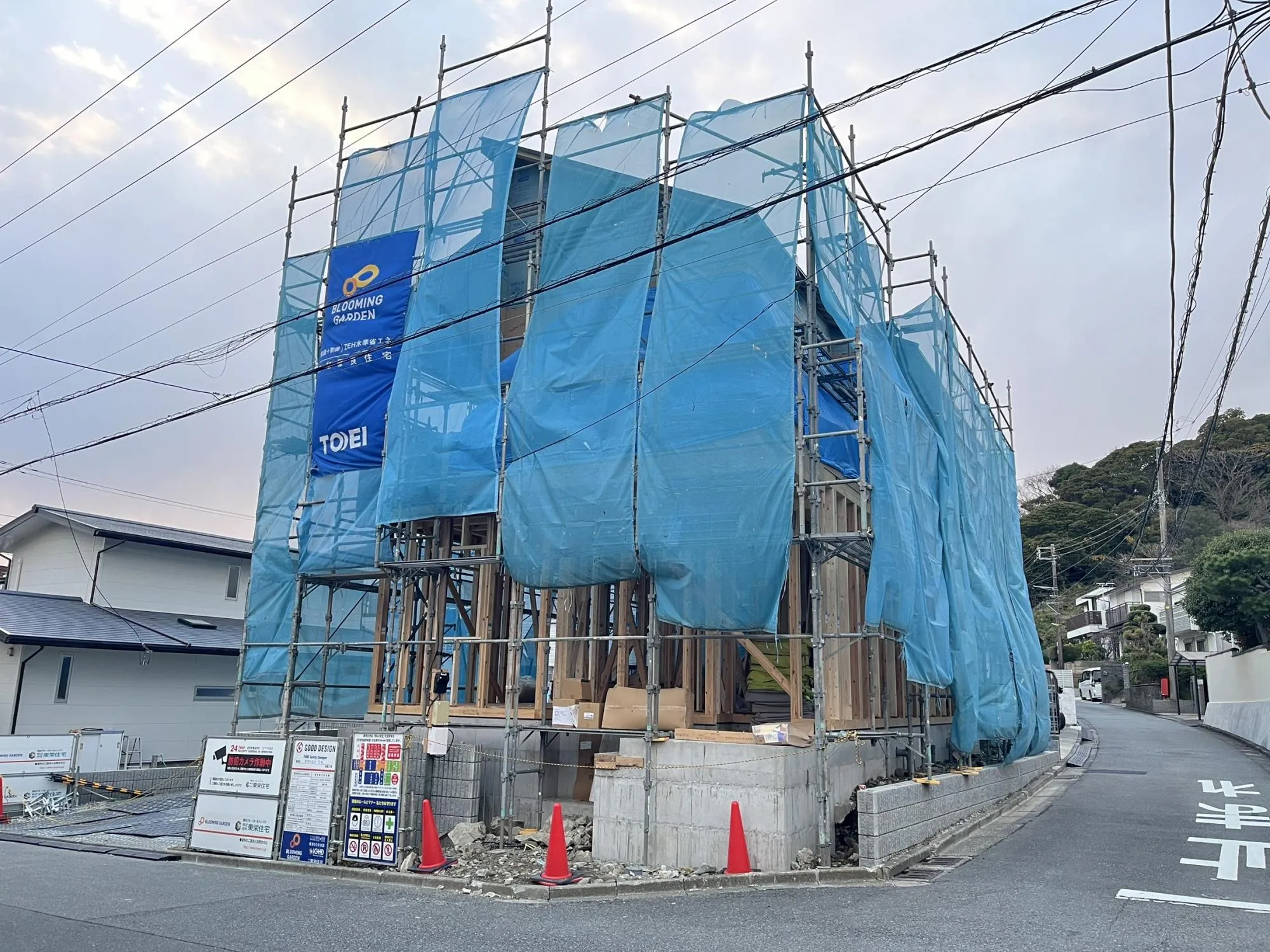 ＼北東角地 前面道路6m・4mの開放感!/
陽光に包まれる明るい住まい。
前面道路が広く、車の出し入れもスムーズです。