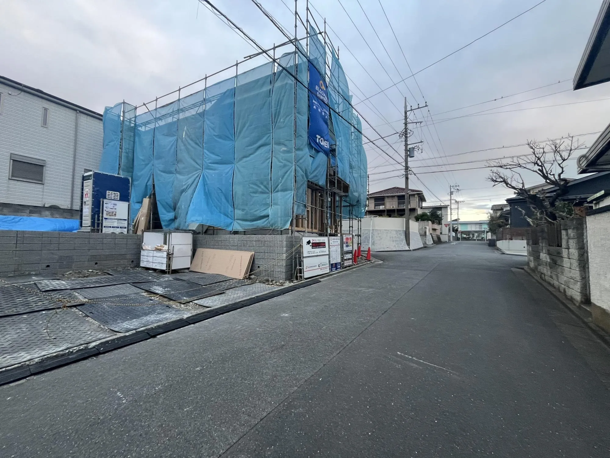 ご夫婦それぞれのお車も安心♪
カースペース2台分を確保しているので、来客時や将来のライフスタイル変化にも対応できます。