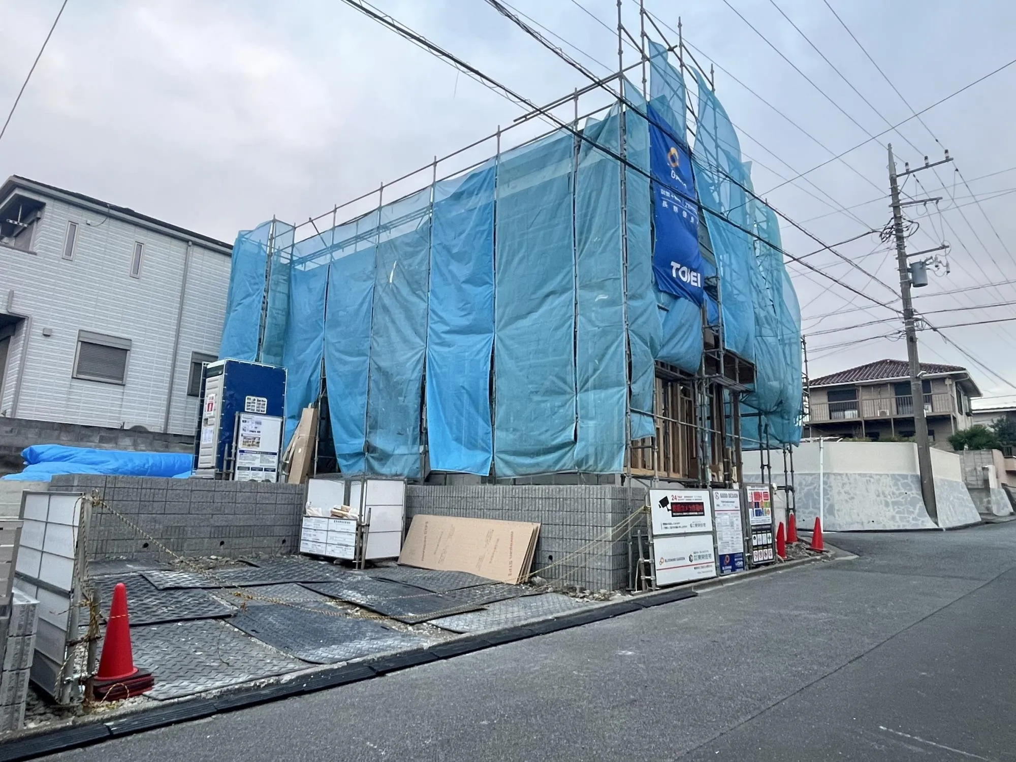 落ち着いた生活道路に面した物件。車通りが少ないため、小さなお子様がいるご家庭にも安心。駐車もスムーズに行えます。