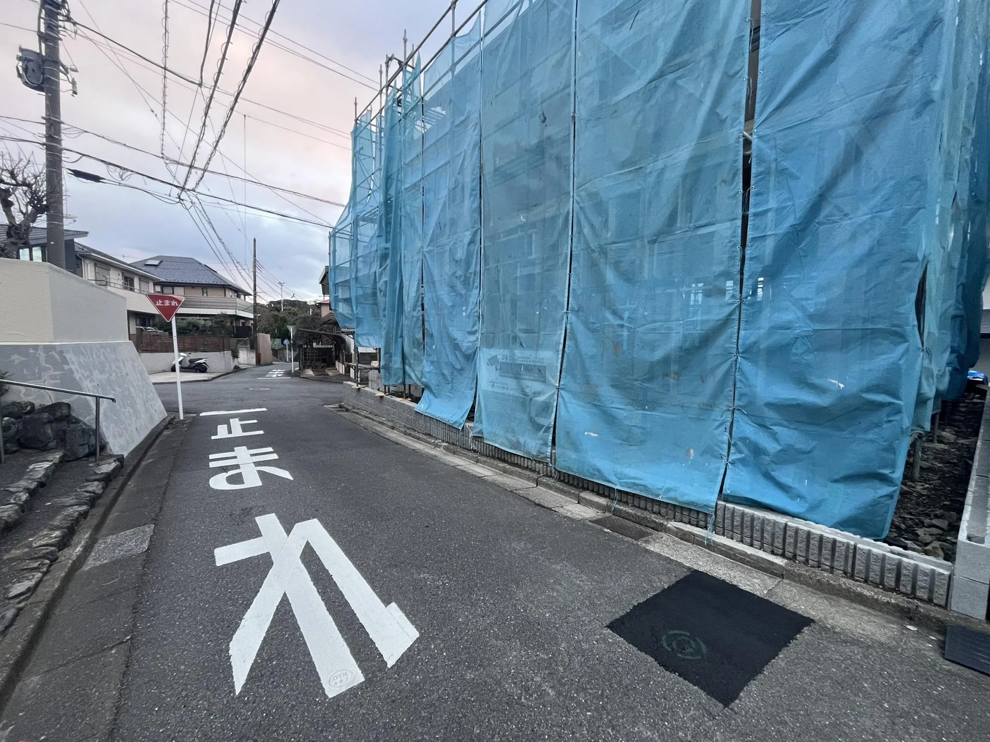 前面道路は交通量が少ない落ち着いた生活道路。車の出し入れもスムーズに行えるゆとりあるスペースを確保しています。
静かな環境で、快適な暮らしを実現できる立地です。
