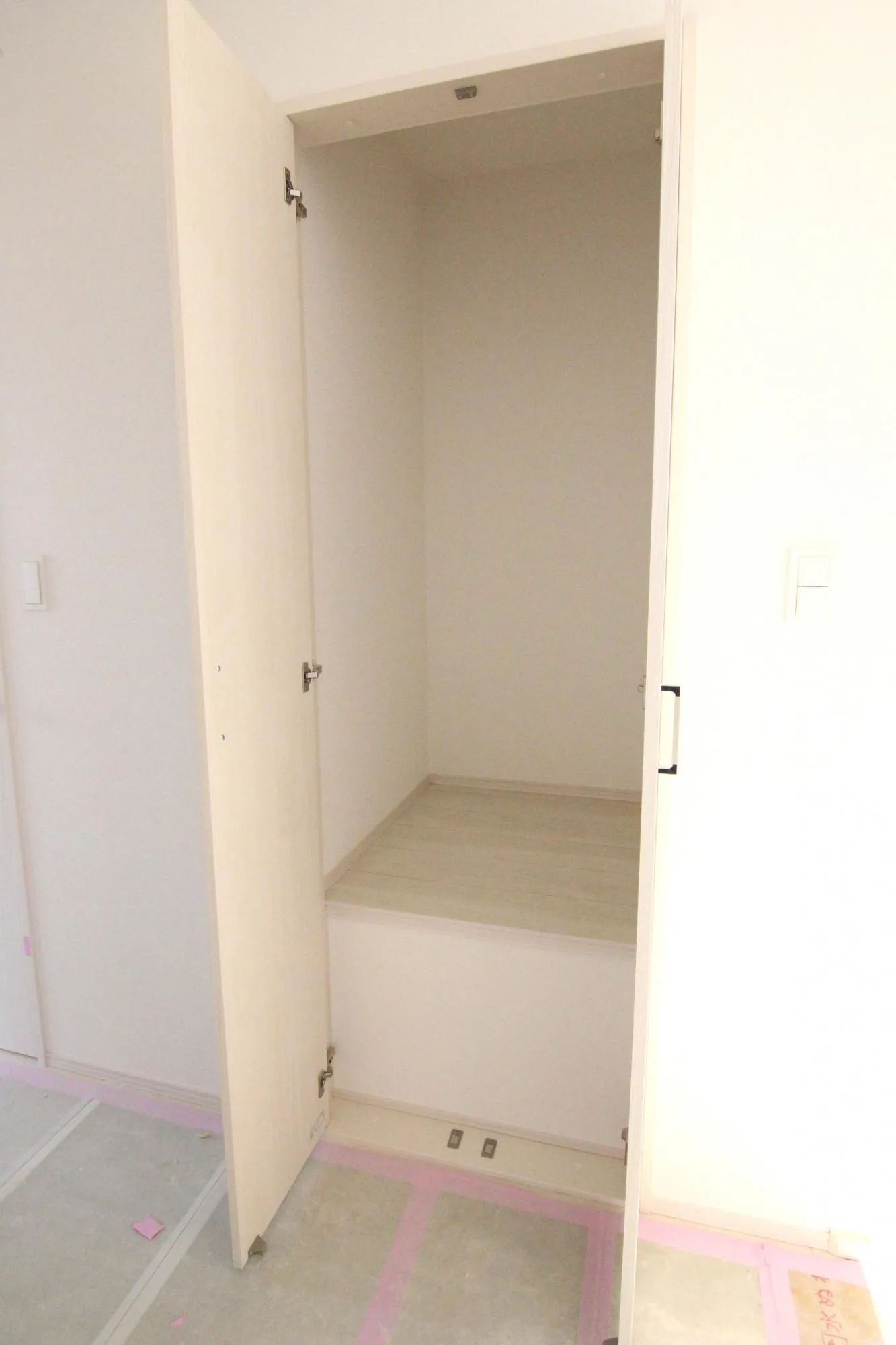 【1号棟2階廊下収納】