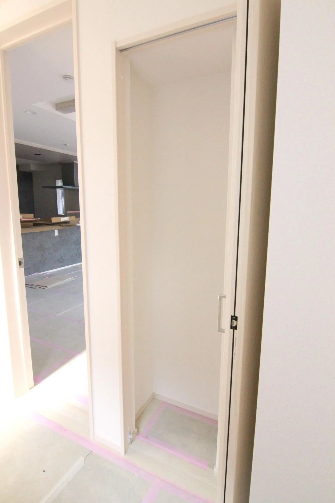 【1号棟1階廊下収納】