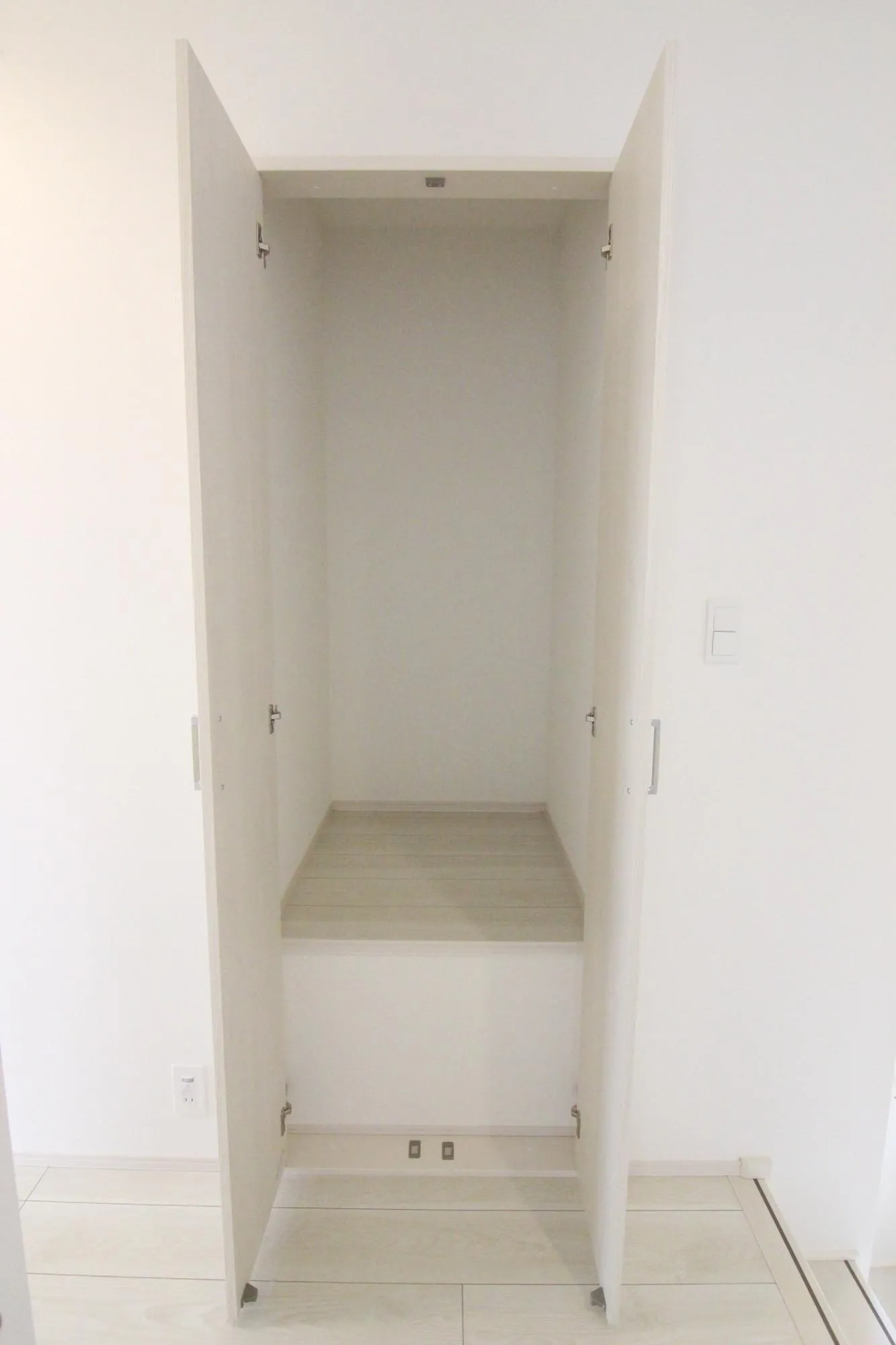 【1号棟2階廊下収納】