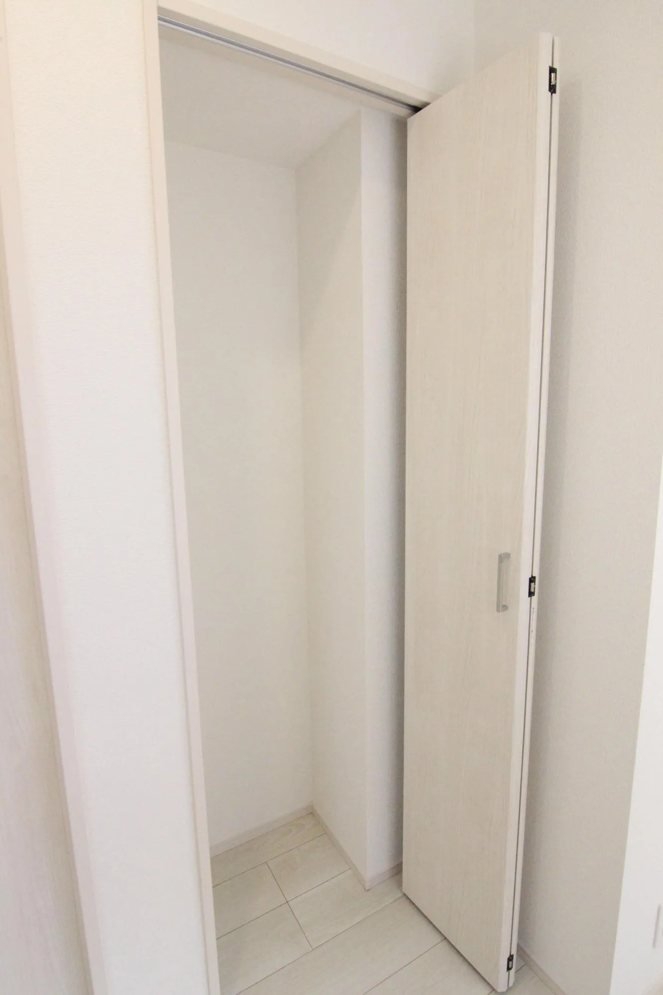 【1号棟1階廊下収納】