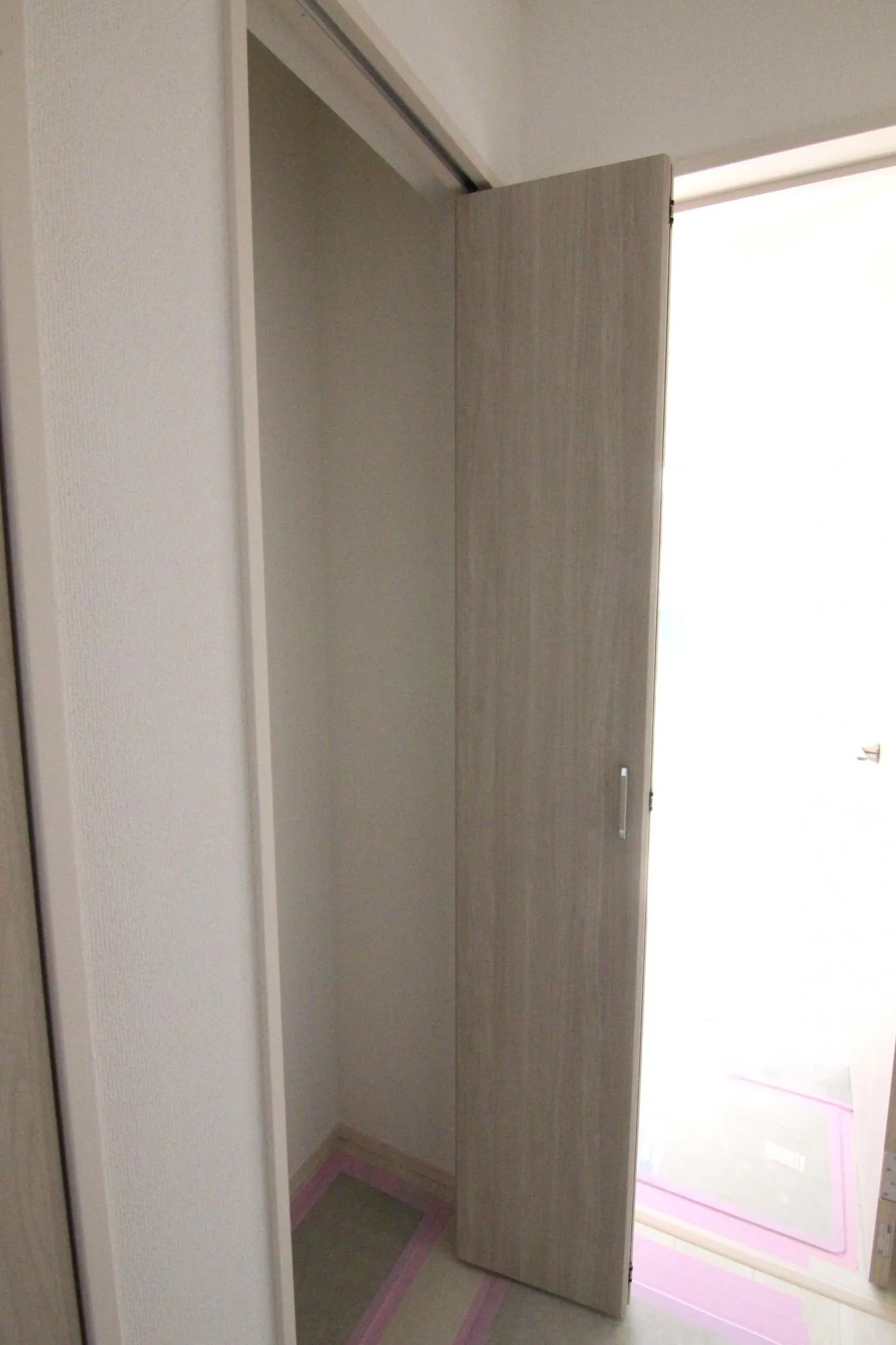 【2号棟2階廊下収納】