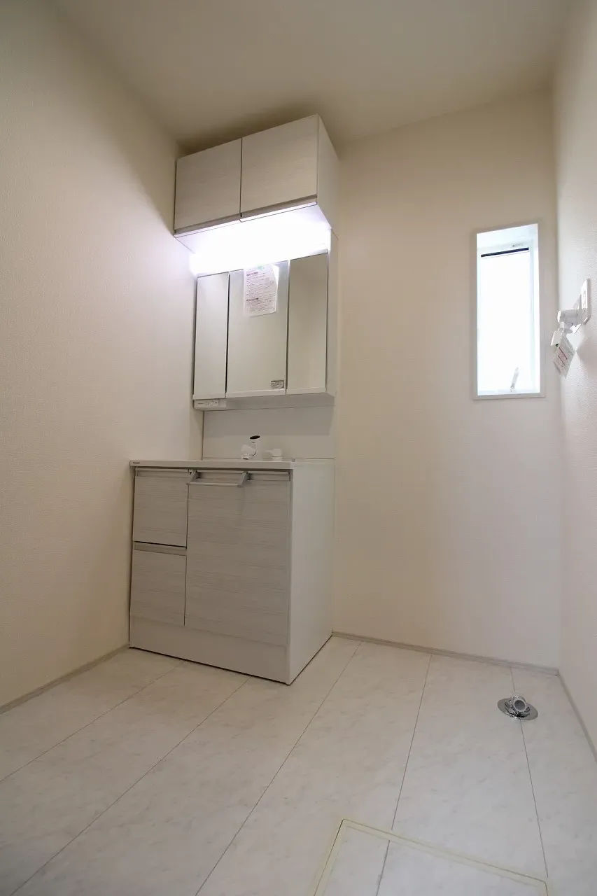 1号棟洗面化粧台・洗濯機置き場(2026年4月撮影)