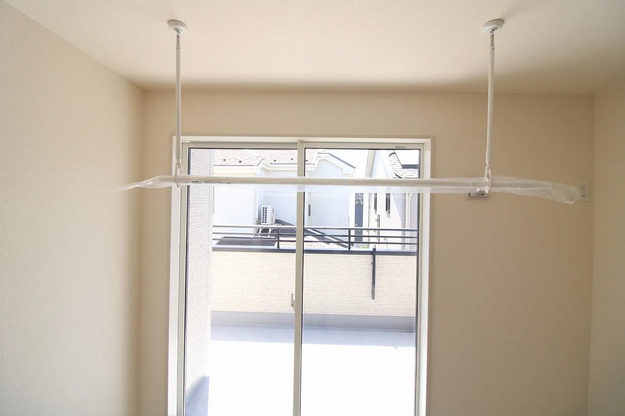 1号棟5.25帖洋室の室内物干し(2026年4月撮影)