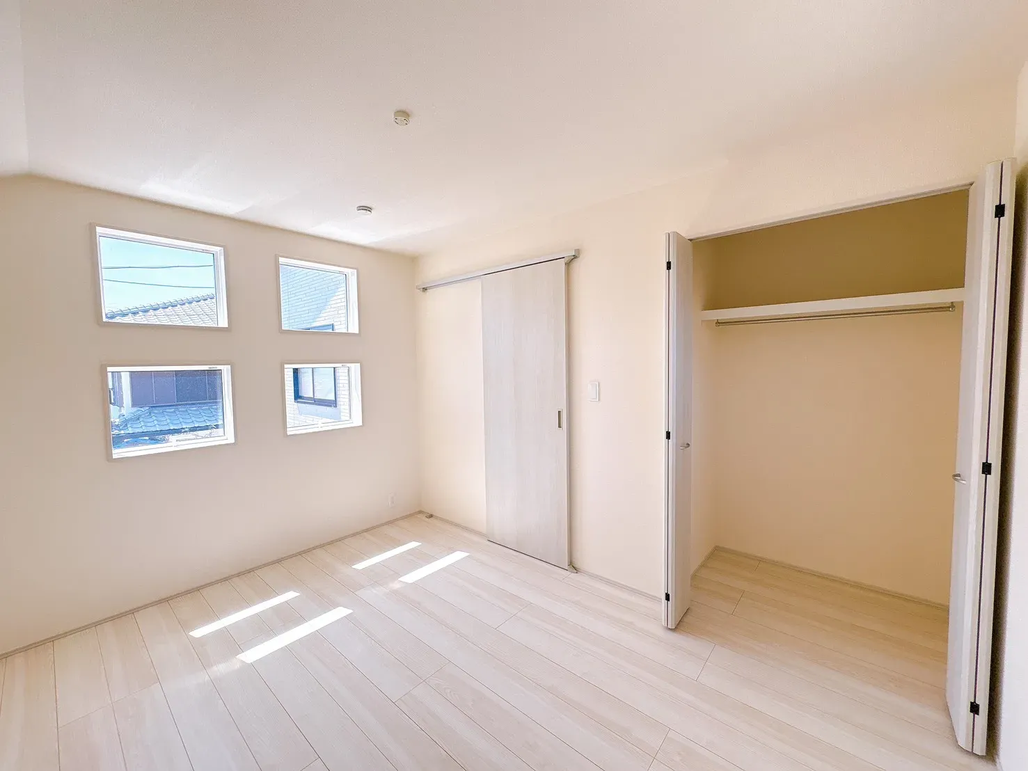 【洋室(6.0帖)】使い勝手の良いサイズのお部屋で、様々な用途でご利用可能◎扉付きのクローゼットが備わっており、身の回りの物をすっきり整理できます。