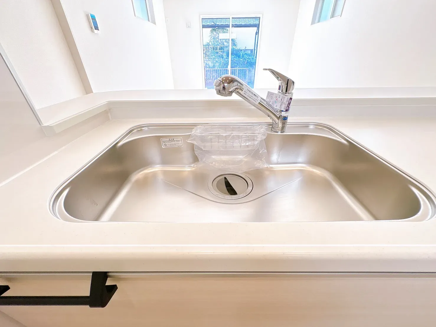 【シンク】浄水器一体型のスーマートな水栓と、お手入れ簡単なシンクのおけげで、調理中もシンク周りはいつもすっきり。