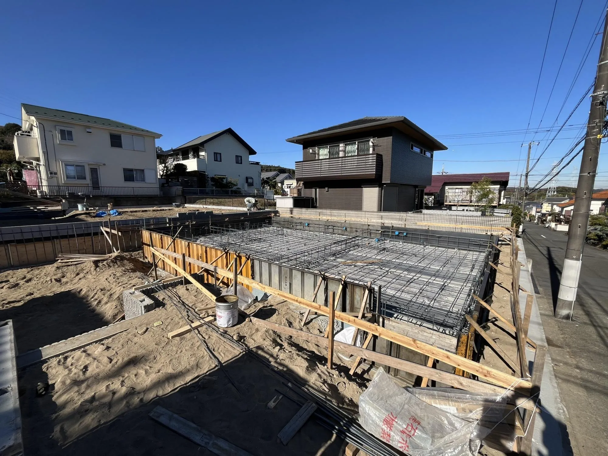 南道路に面し、日当たり良好!明るく開放的な住まいで、毎日が心地よい空間に。カースペース3台分完備で、ご家族や来客にも便利です。