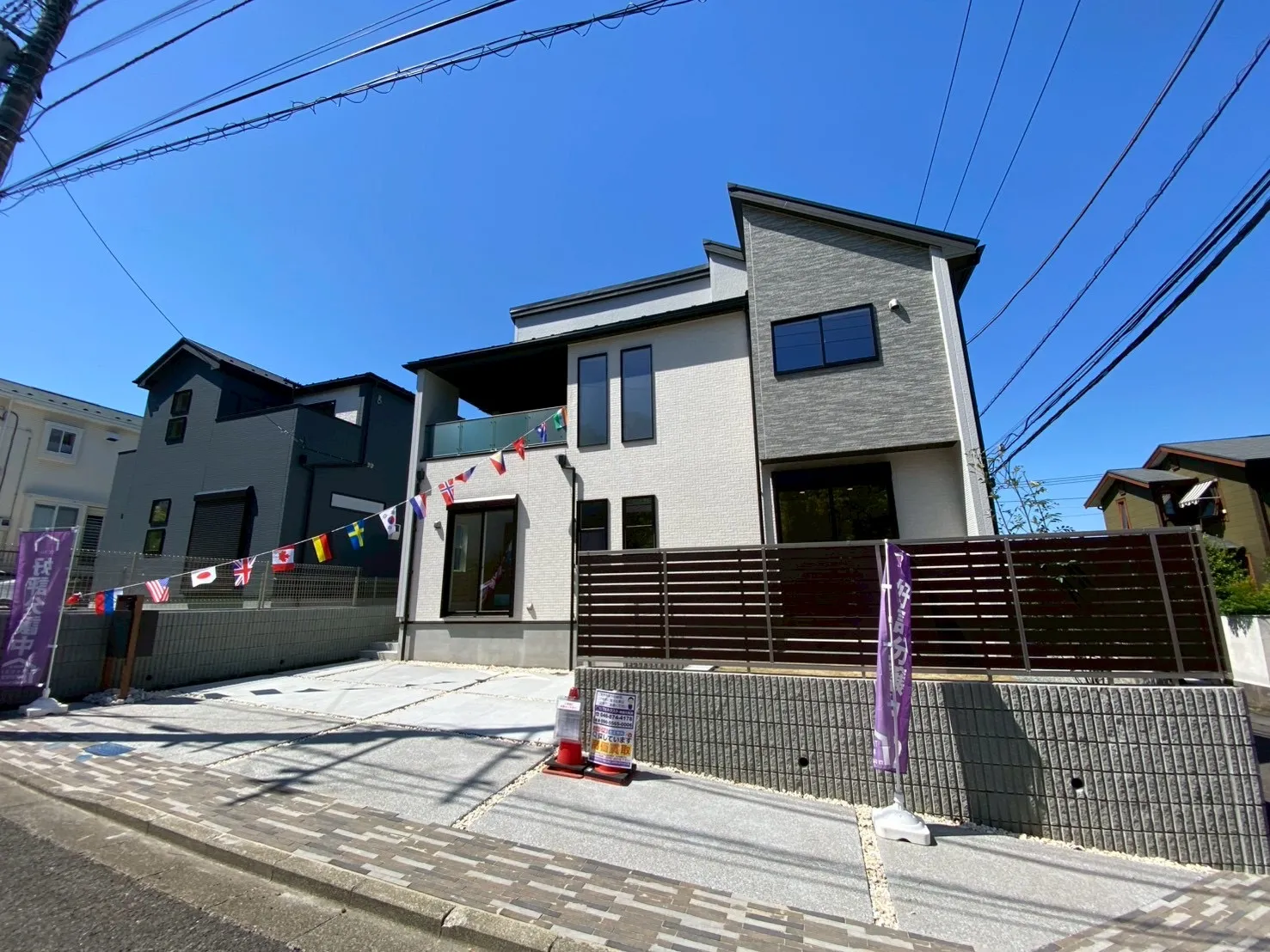 南道路に面し、日当たり良好!明るく開放的な住まいで、毎日が心地よい空間に。カースペース3台分完備で、ご家族や来客にも便利です。