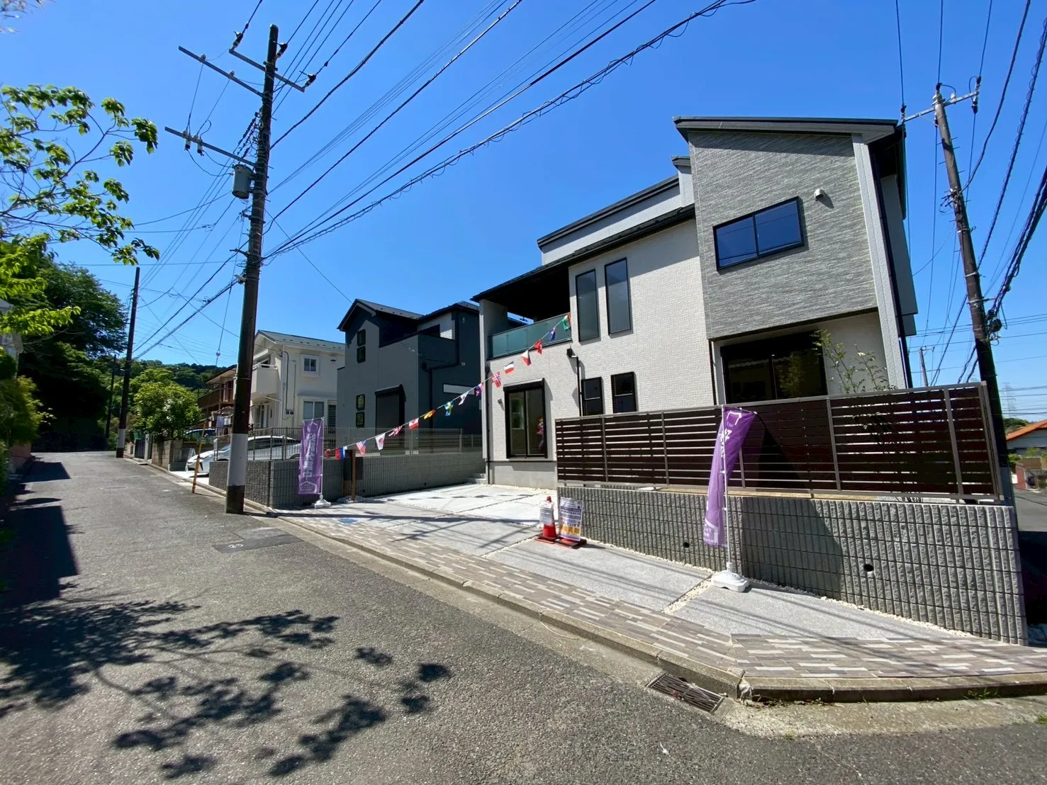 周辺は交通量の少ない生活道路。車の出し入れも余裕をもって運転できます。