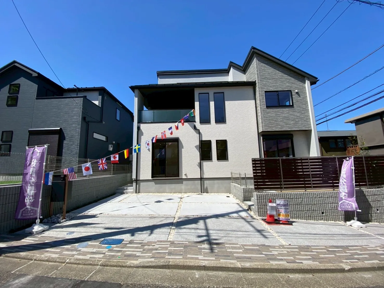 南道路に面し、日当たり良好!明るく開放的な住まいで、毎日が心地よい空間に。カースペース3台分完備で、ご家族や来客にも便利です。