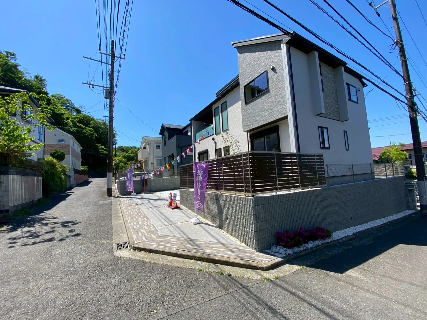 周辺は交通量の少ない生活道路。車の出し入れも余裕をもって運転できます。