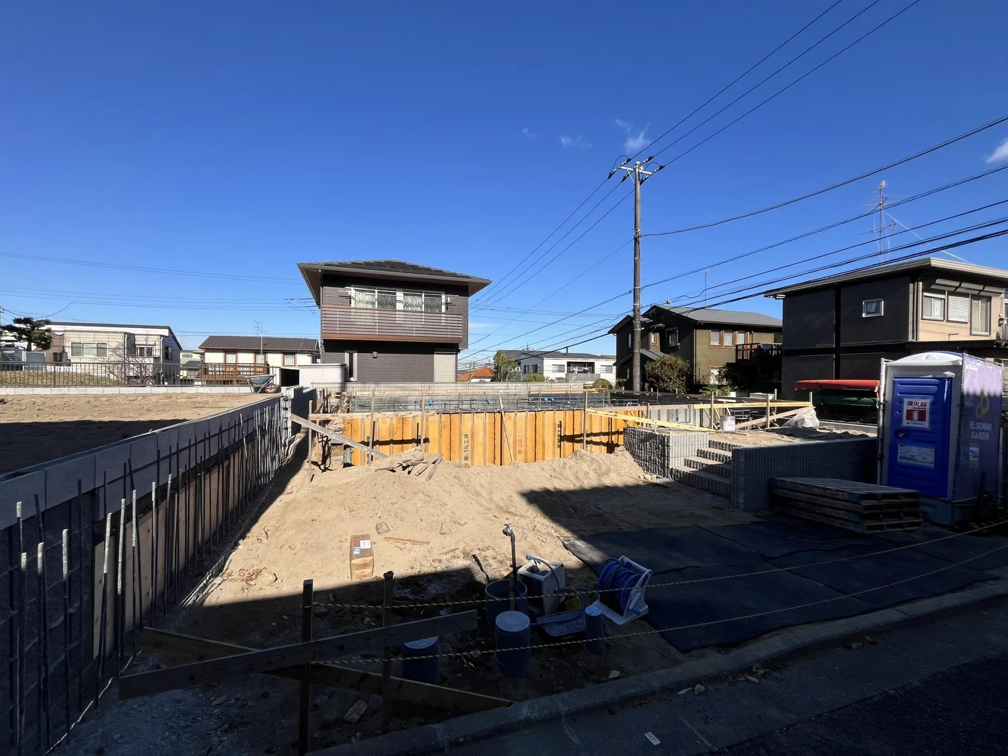 周辺は交通量の少ない生活道路。車の出し入れも余裕をもって運転できます。