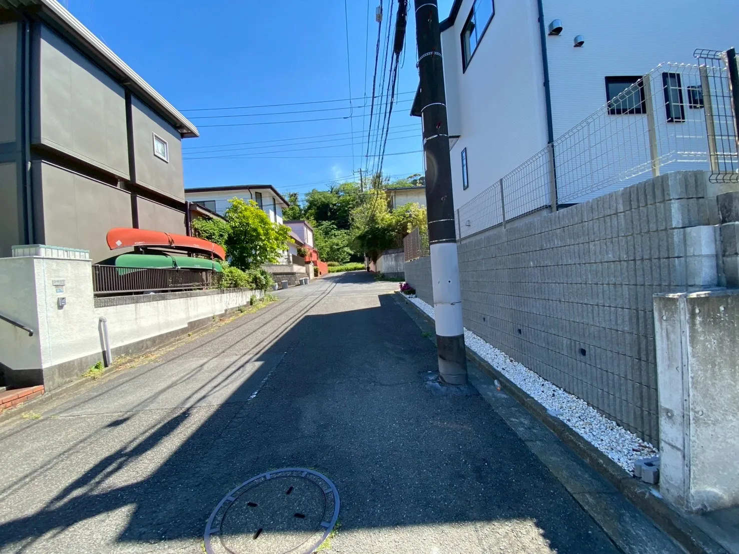 周辺は交通量の少ない生活道路。車の出し入れも余裕をもって運転できます。
