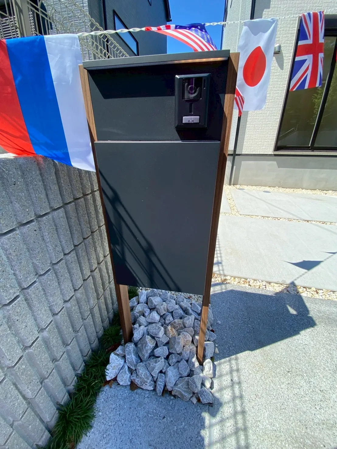 スタイリッシュな機能門柱は大型宅配BOX付