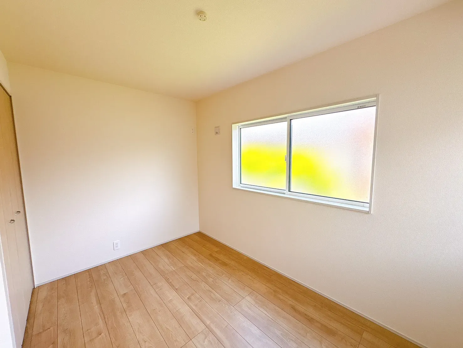 【洋室(5.0帖)】使い勝手の良いサイズのお部屋で、様々な用途でご利用可能◎扉付きのクローゼットが備わっており、身の回りの物をすっきり整理できます。