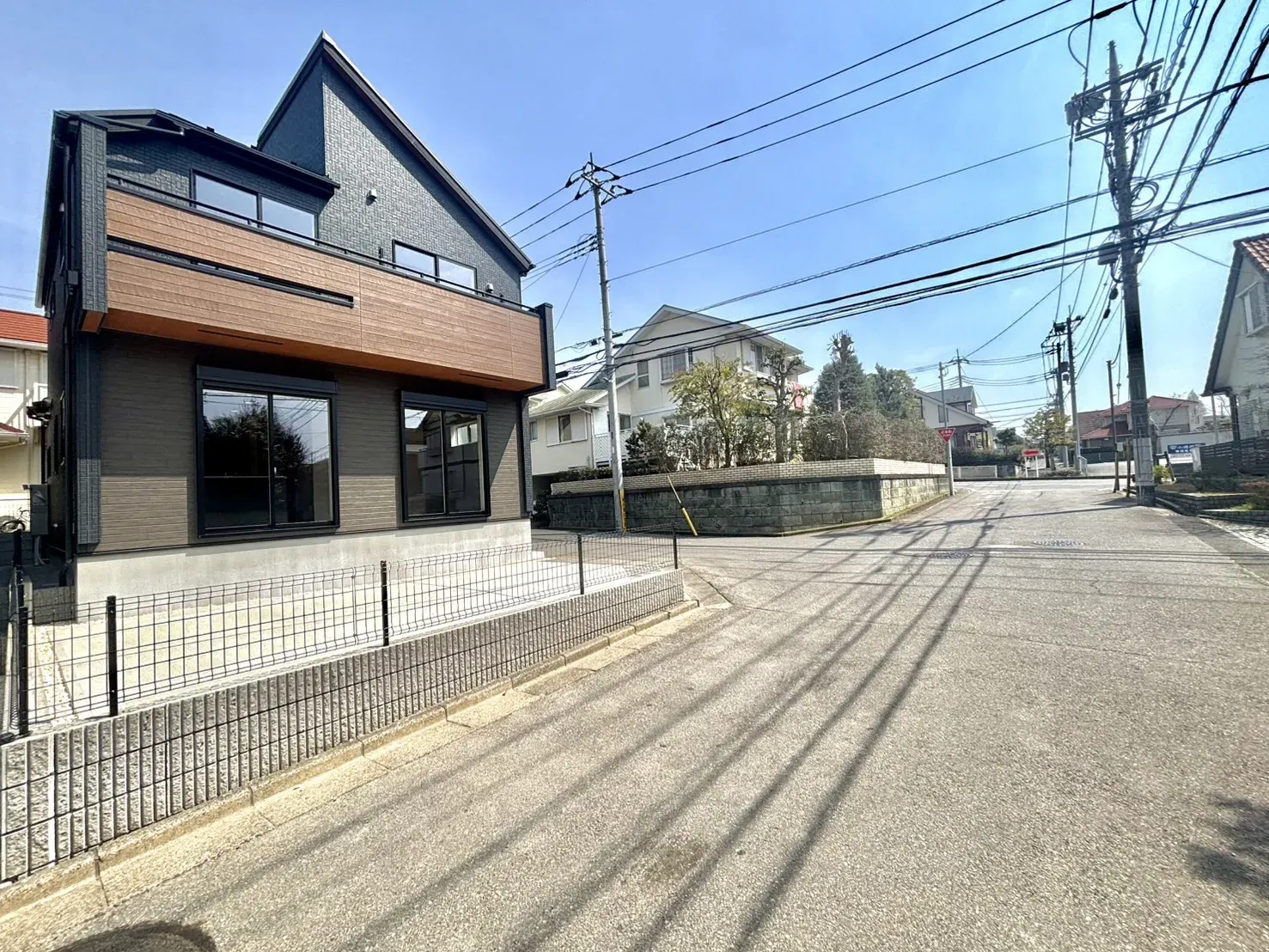 2号棟　前面道路含む現地写真