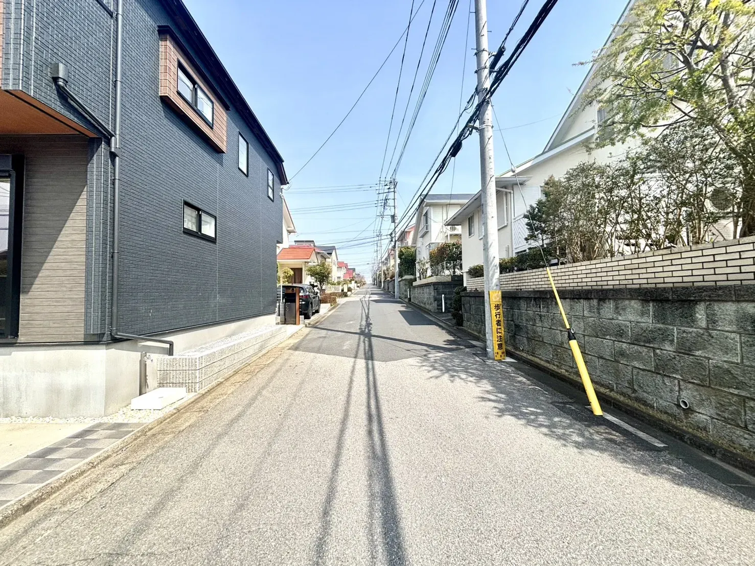 2号棟　前面道路含む現地写真