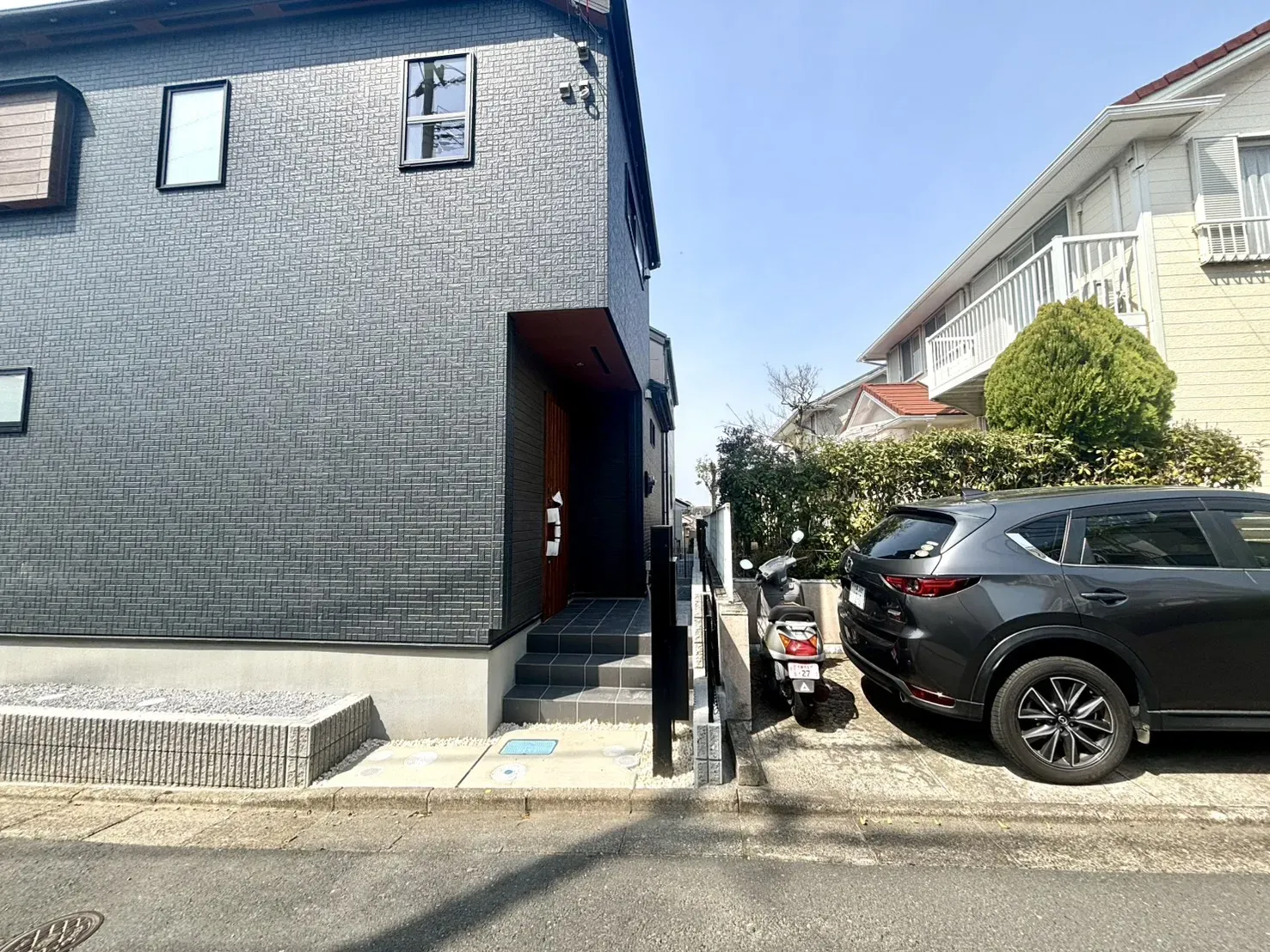 2号棟　前面道路含む現地写真