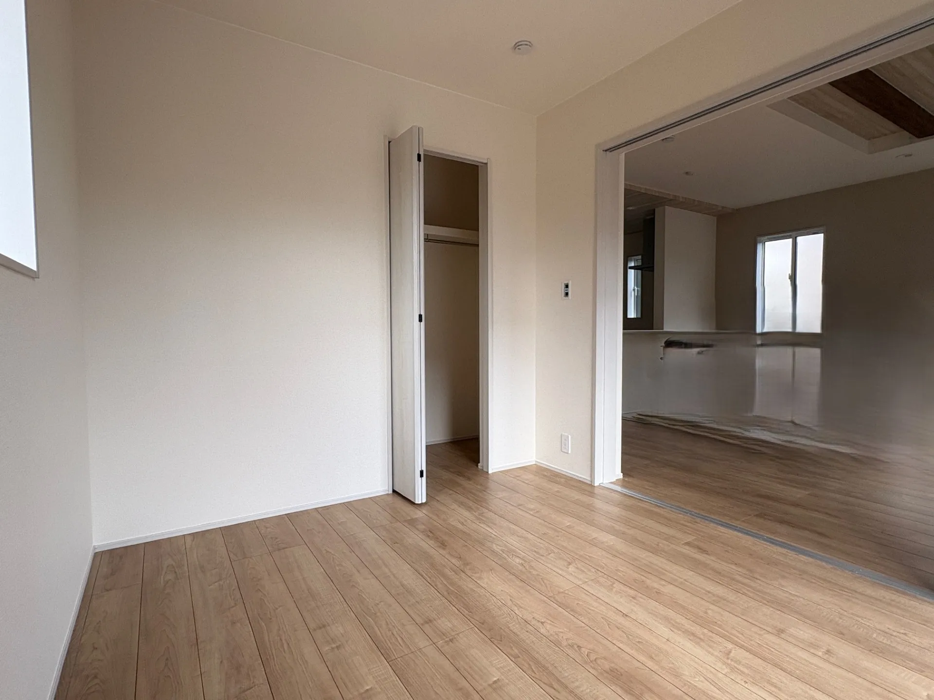 リビングからの続き間洋室5.25帖