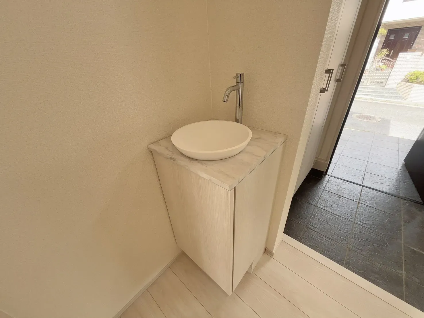 【玄関前手洗い場】