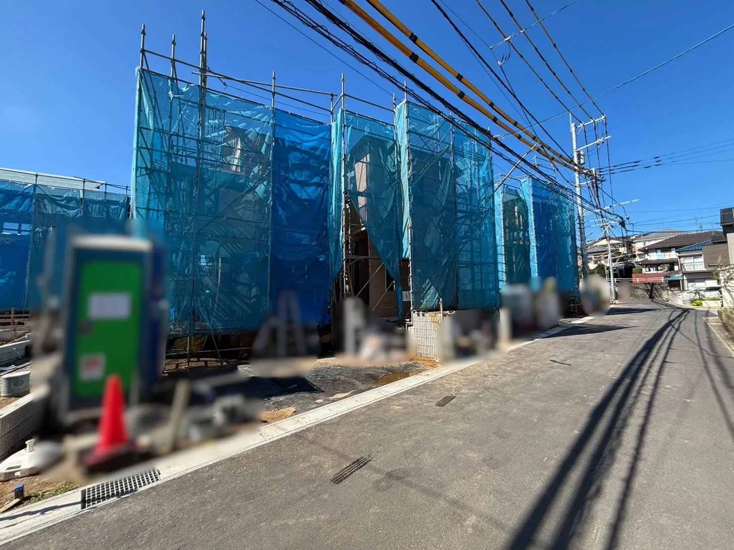 前面道路含む現地写真(左から⑧、⑥号棟)