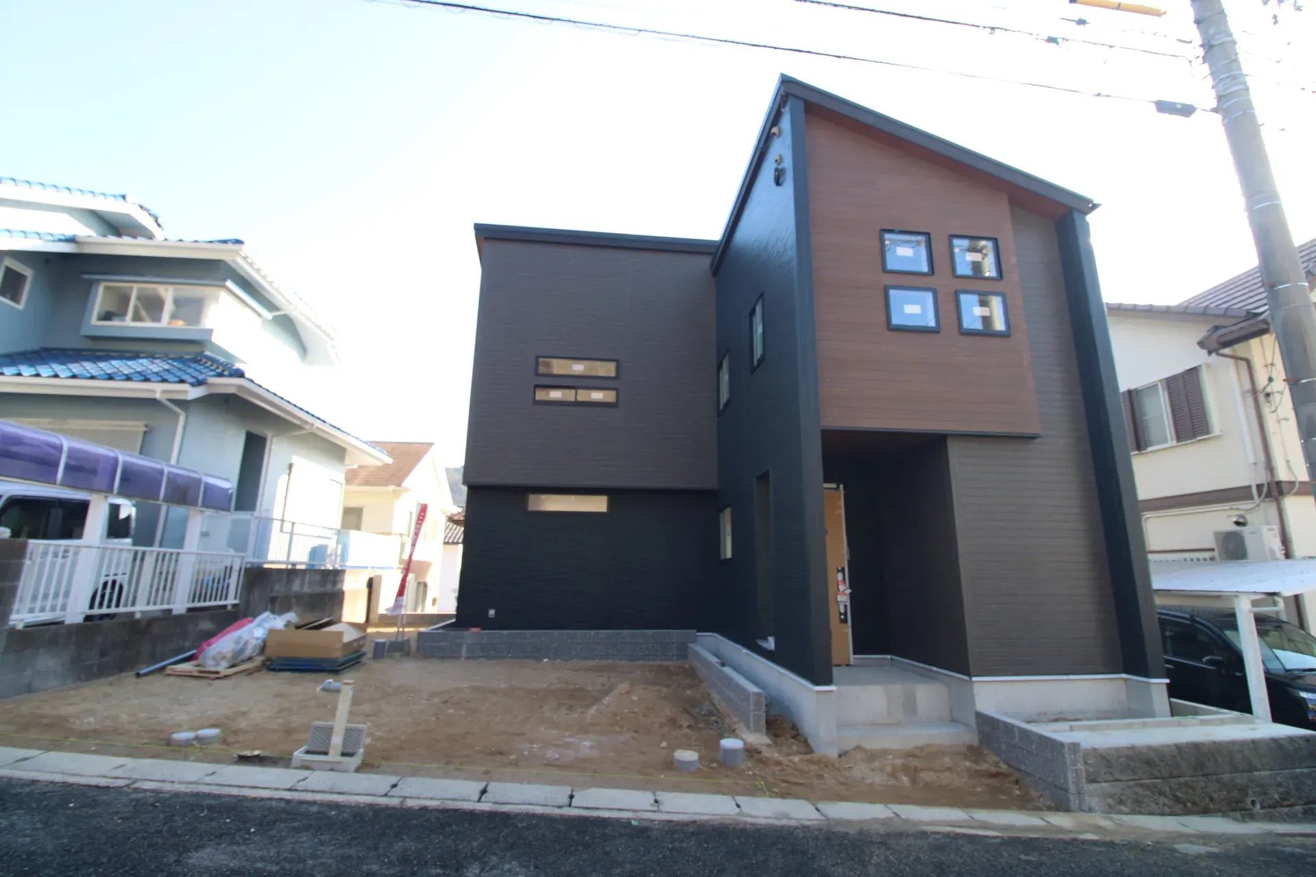 前面道路から見た外観