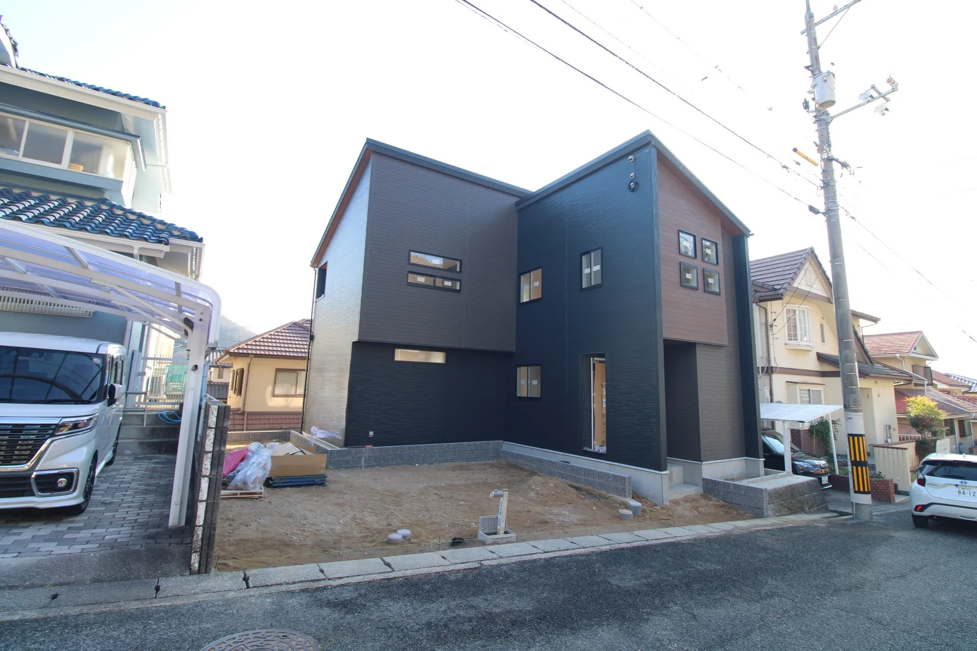 前面道路から見た外観