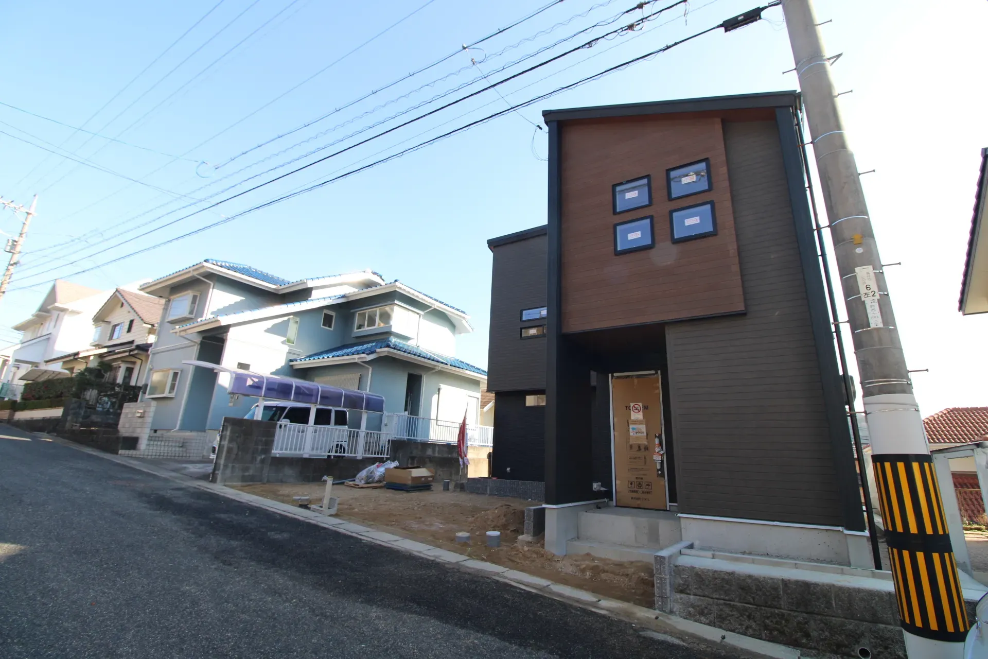 前面道路から見た外観